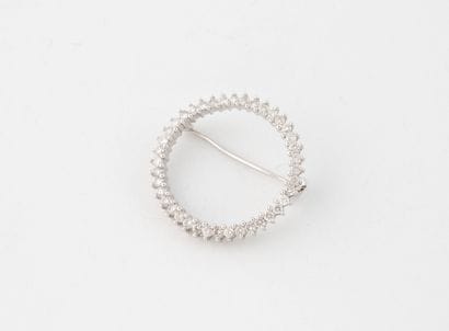 Petite broche en or gris (585) formant une...