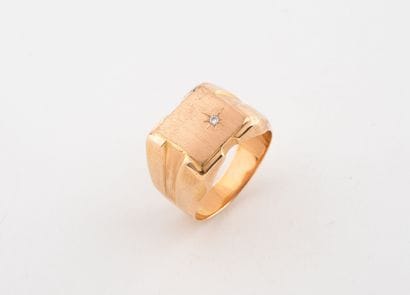 Bague chevalière en or jaune (750) à plateau...