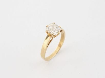 Bague solitaire en or jaune (750) centrée...