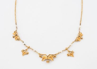 Collier en or jaune (750) formé d'une maille...