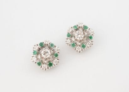 Paire de clip d'oreille en or gris (750)...