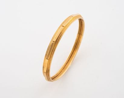 Bracelet jonc rigide en or jaune (750) à...