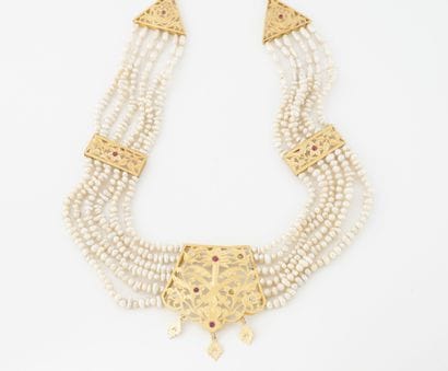 Collier ras de cou formé de six rangs de...
