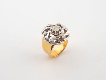 Bague en or jaune (750) et platine (850)...