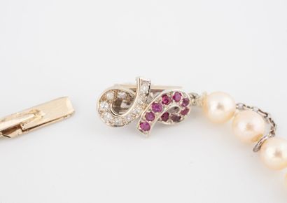 Collier orné de perles de culture blanches...