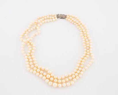 Collier ras de cou formé de trois rangs de...