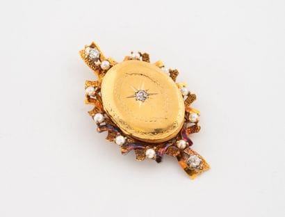 Broche pendentif en or jaune (750) centrée...