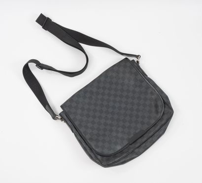 LOUIS VUITTON
Sacoche type Messenger en toile...