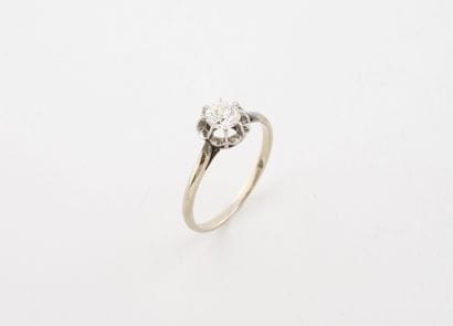 Bague solitaire en or gris '750) et platine...