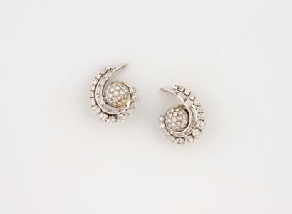Paire de clips d'oreilles en platine (850)...