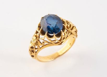 Bague en or jaune (750) à monture ajourée...