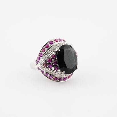 Bague dôme en or gris (750) centrée d'un...