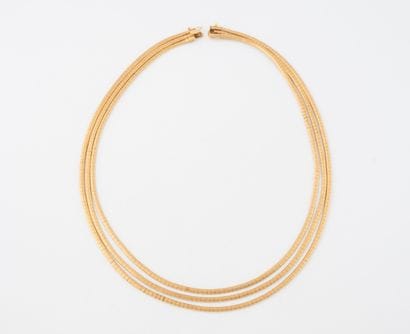 Collier en or jaune (750) à trois rangs de...