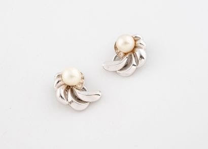 Paire de clips d'oreilles en or gris (750)...