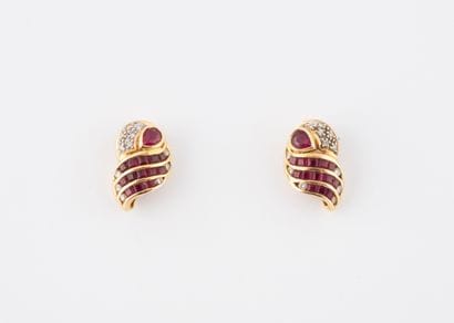Paire de boucles d'oreilles en or jaune (750)...