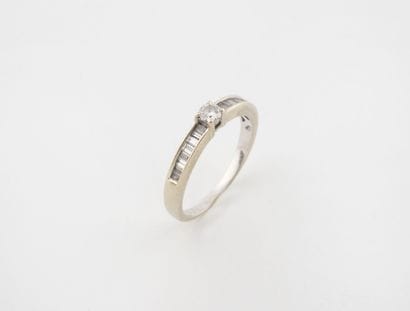 Bague en or gris (750) centrée d'un petit...