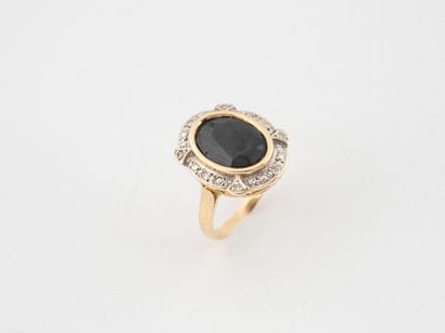 Bague en or jaune et gris (750) centrée d'un...