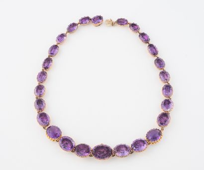 Collier en or rose (585) et (750) orné d'améthystes...