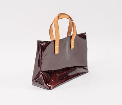 Louis VUITTON 
Petit sac à main à deux anses.
En...
