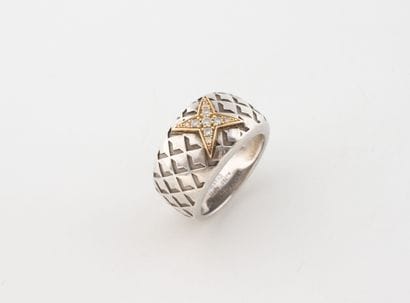 MAUBOUSSIN
Bague jonc en argent (800) à décor...