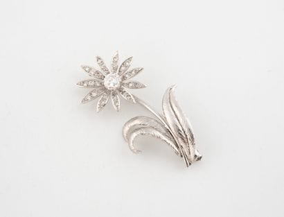Broche fleur en or gris (750) et platine...