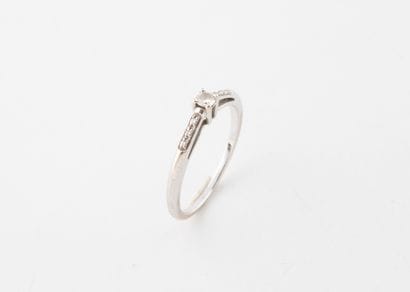 MAUBOUSSIN
Bague en or gris (750) ornée d'un...