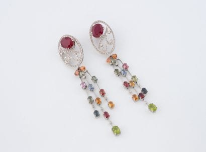 Paire de boucles d'oreilles en or gris (750)...