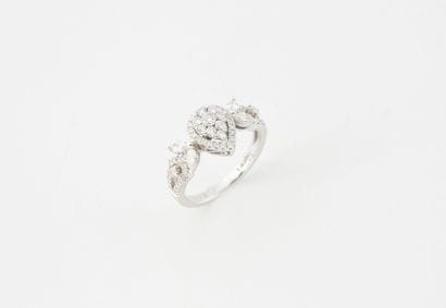 Bague en or gris (750) centrée d'un motif...