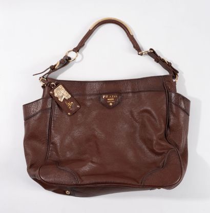 PRADA
Sac à main porté épaule en cuir marron...