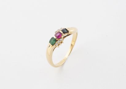 Bague en or jaune (750) ornée d'une émeraude...