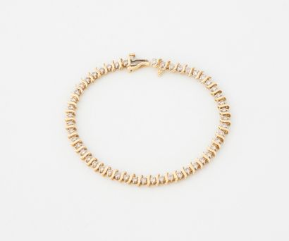 Bracelet ligne en or jaune (585) orné de...