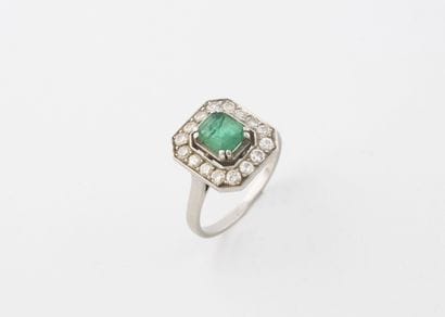Bague en platine (850) centrée d'une émeraude...