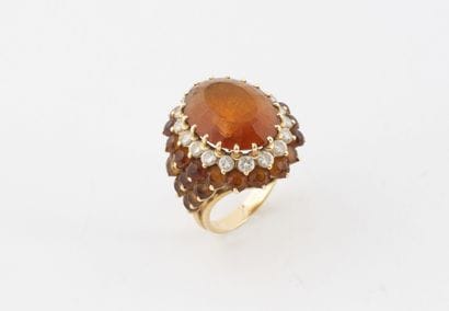 Bague cocktail en or jaune (750) centrée...