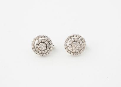 Paire de boucles d'oreilles en or gris (750)...