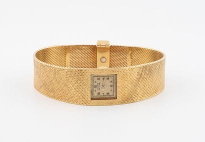 MOVADO 
Montre bracelet de dame en or jaune...