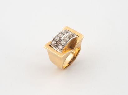 Bague tank en or jaune (750) et platine (850)...