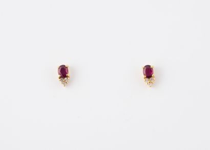 Paire de clous d'oreilles en or jaune (750)...