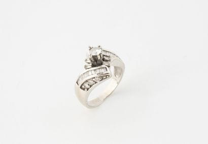 Bague en or gris (750) ornée d'un diamant...
