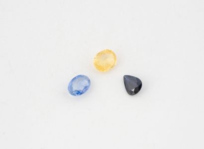 Lot de trois saphirs bleues et jaune sur...