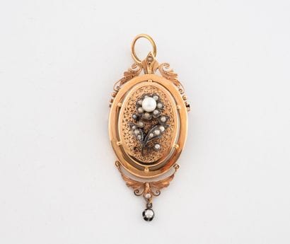 Broche pendentif en or jaune (750) formée...