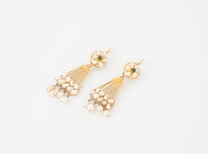 Paire de pendant d'oreilles en or jaune (750)...