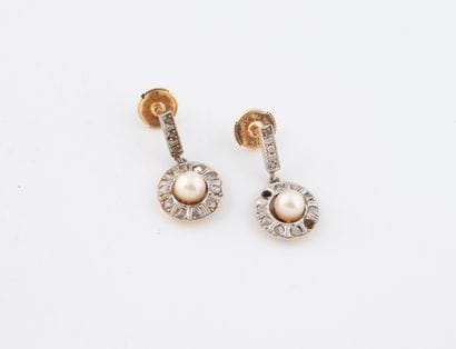 Paire de pendants d'oreilles en or jaune...