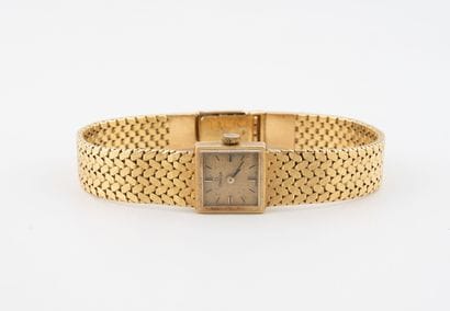 OMEGA 
Montre bracelet de dame en or jaune...