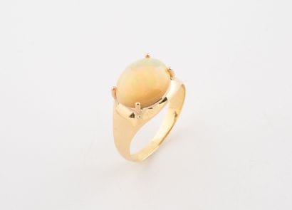 Bague en or jaune (750) ornée d'un cabochon...