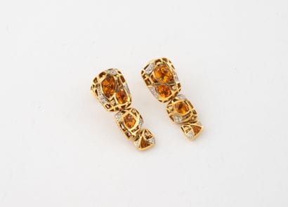 Paire de pendants d'oreilles en ors jaune...