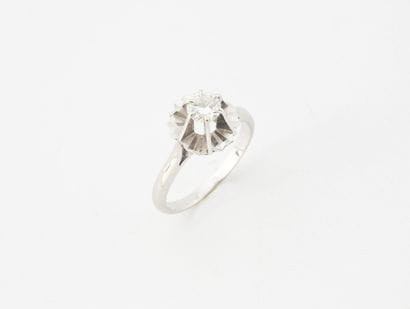 Bague solitaire en or gris (750) orné d'un...