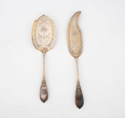 Deux pièces de service à gâteau en argent...