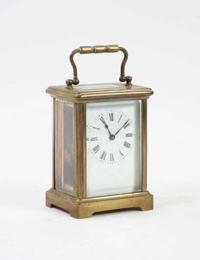 Pendulette dite d'officier en laiton. 
Cadran...