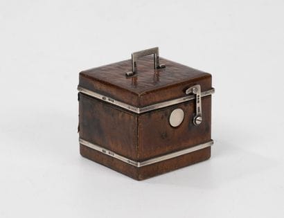 ANGLETERRE
Encrier de voyage cubique en tôle...