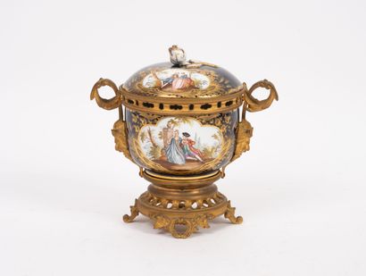 MEISSEN, XIXème siècle
Pot couvert en porcelaine...